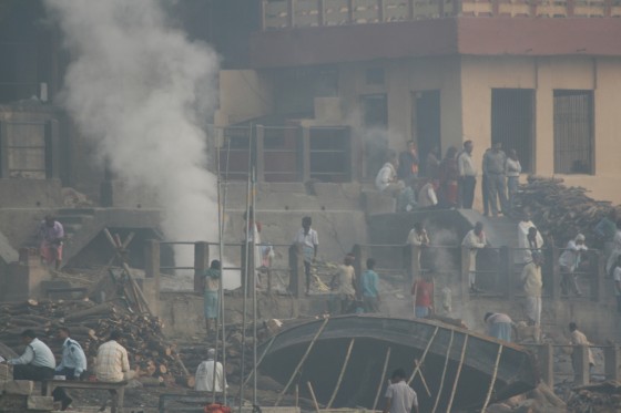 Jednocześnie w Varanasi obok ghatów znajdują się miejsca palenia zwłok zmarłych hindusów